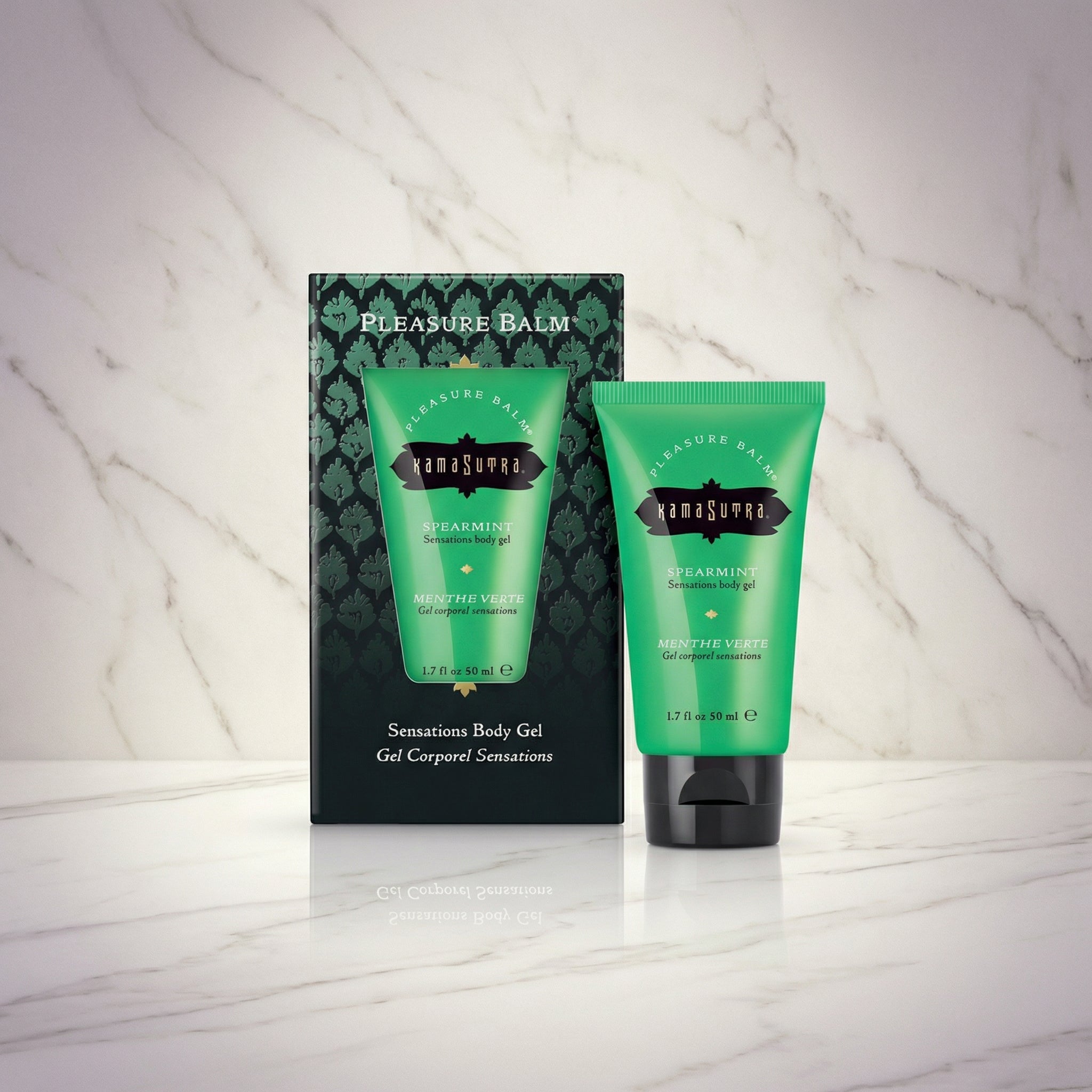 Tube en doosje van Kamasutra Pleasure Balm spearmint op een marmeren plank