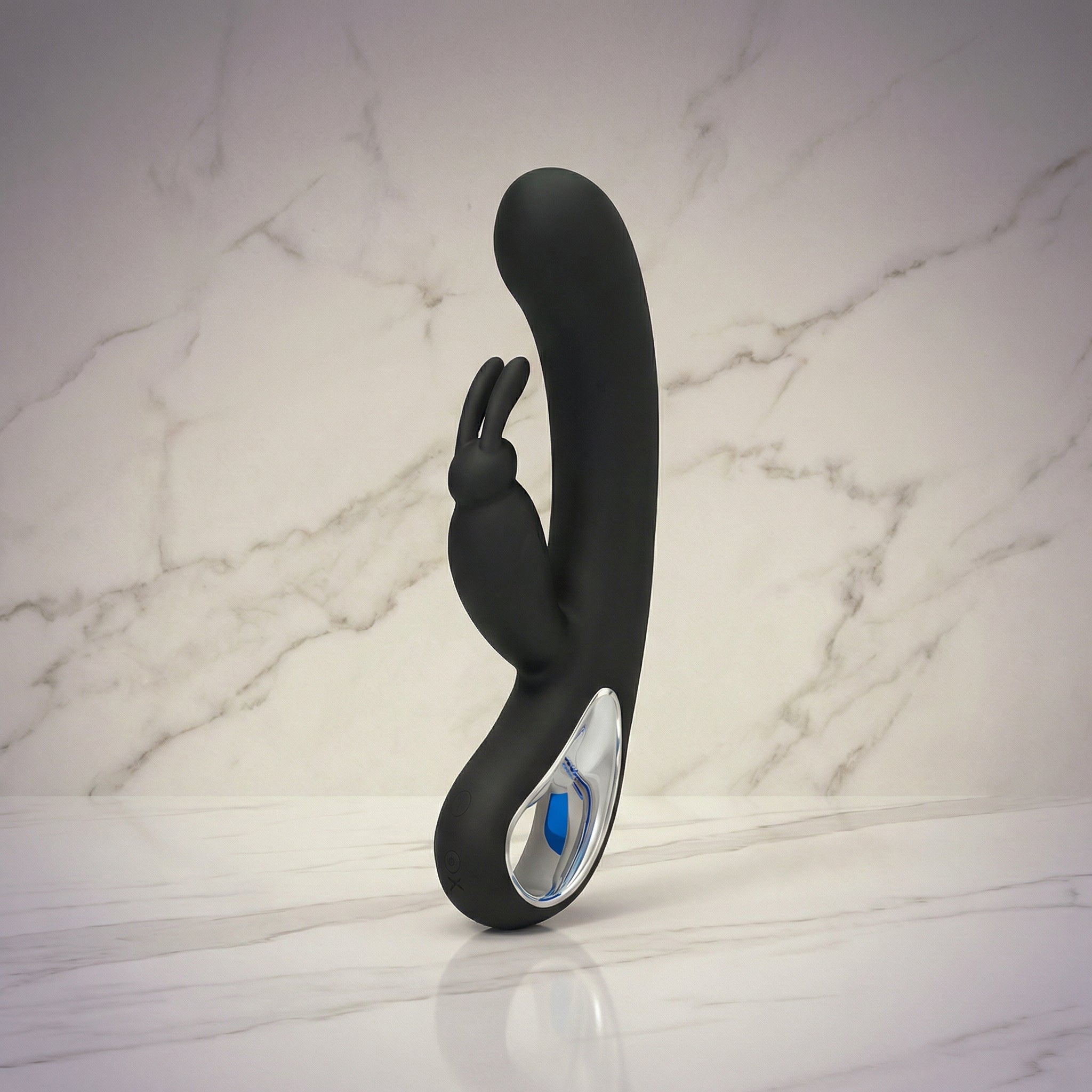 Zwarte Black and Pink Beauty rabbit vibrator met oortjes en ring rechtop op een marmeren plank
