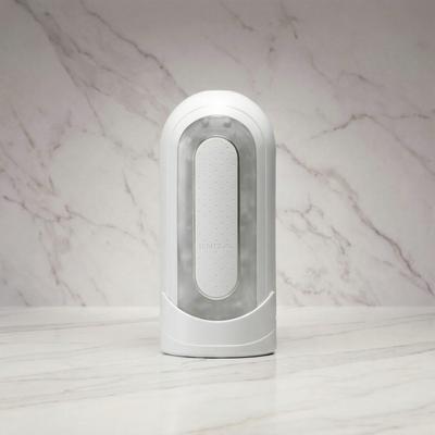 Witte Tenga Flip Zero Electronic Vibrations rechtop op een marmeren plank