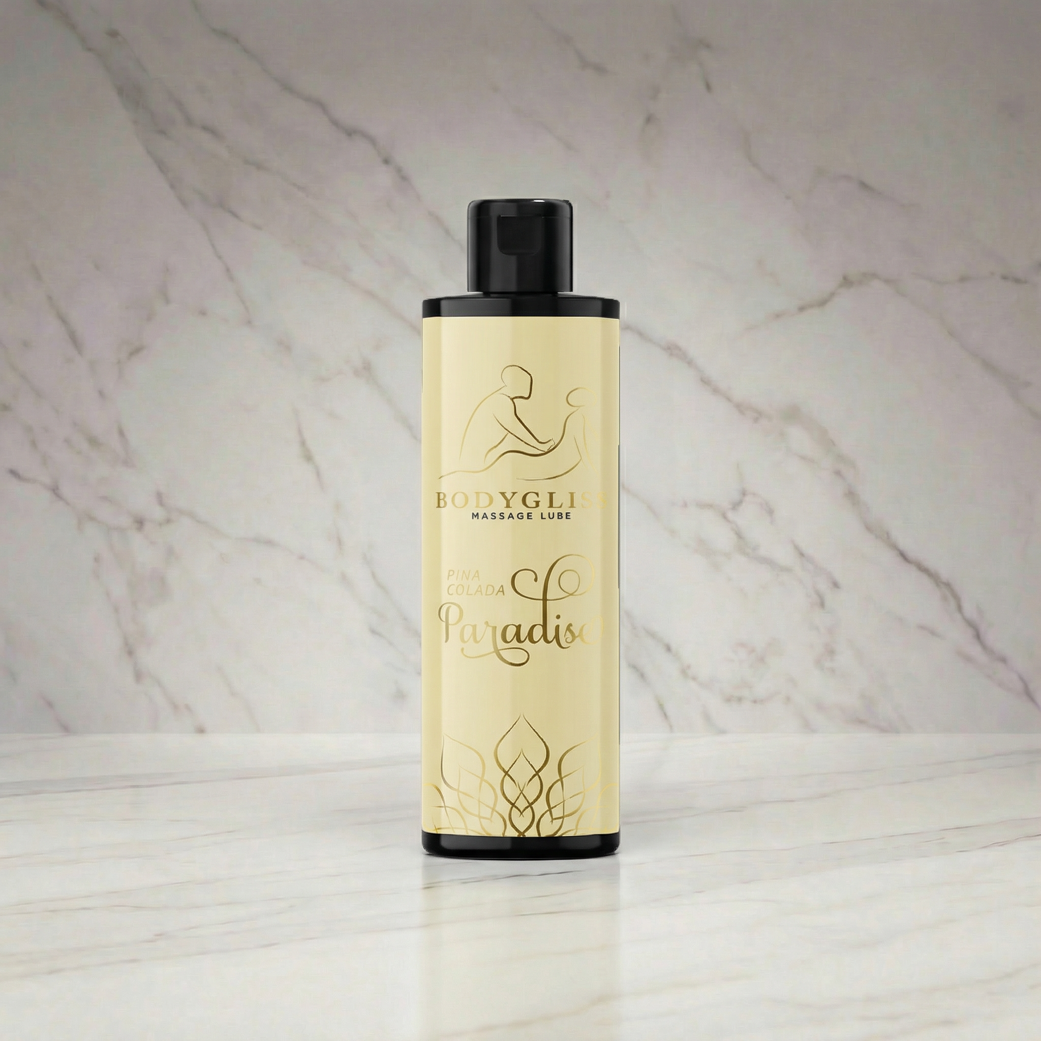 Fles Pina Colada massageolie met crème etiket op een marmeren plank, Bodygliss