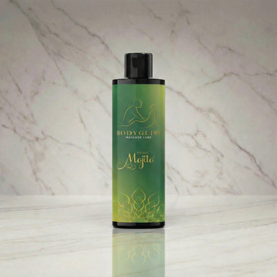 Groene fles Bodygliss Mojito massageolie op een marmeren plank
