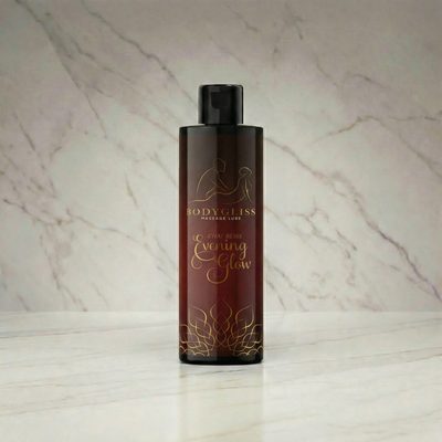 Fles Bodygliss Chai Bliss massageolie 150 ml rechtop op een marmeren plank