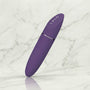 Zwarte Lelo Mia 3 lippenstift vibrator rechtop op witte achtergrond