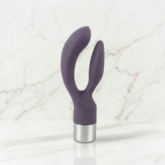 Orion Elegant slanke rabbit vibrator in vooraanzicht op neutrale achtergrond