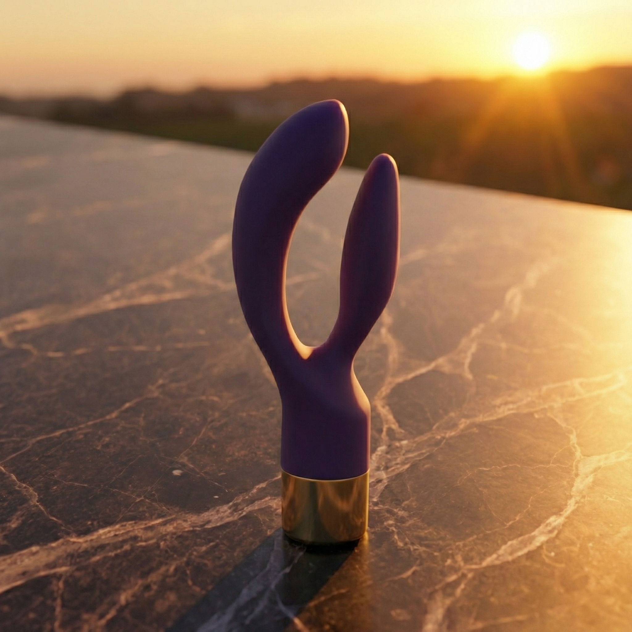 Donkerpaarse rabbit vibrator op een donkere stenen rand bij zonsondergang, Elegant