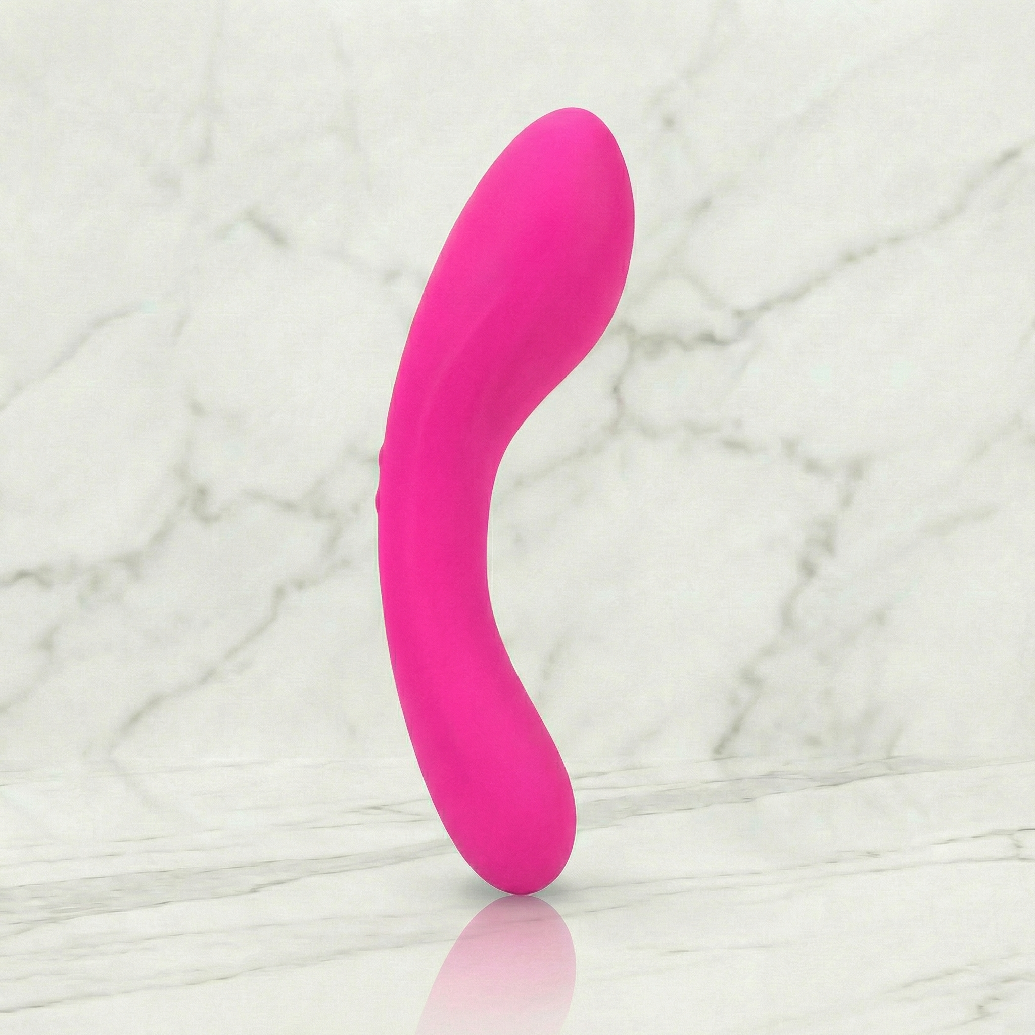 Roze Swan stimulator rechtop op een marmeren plank