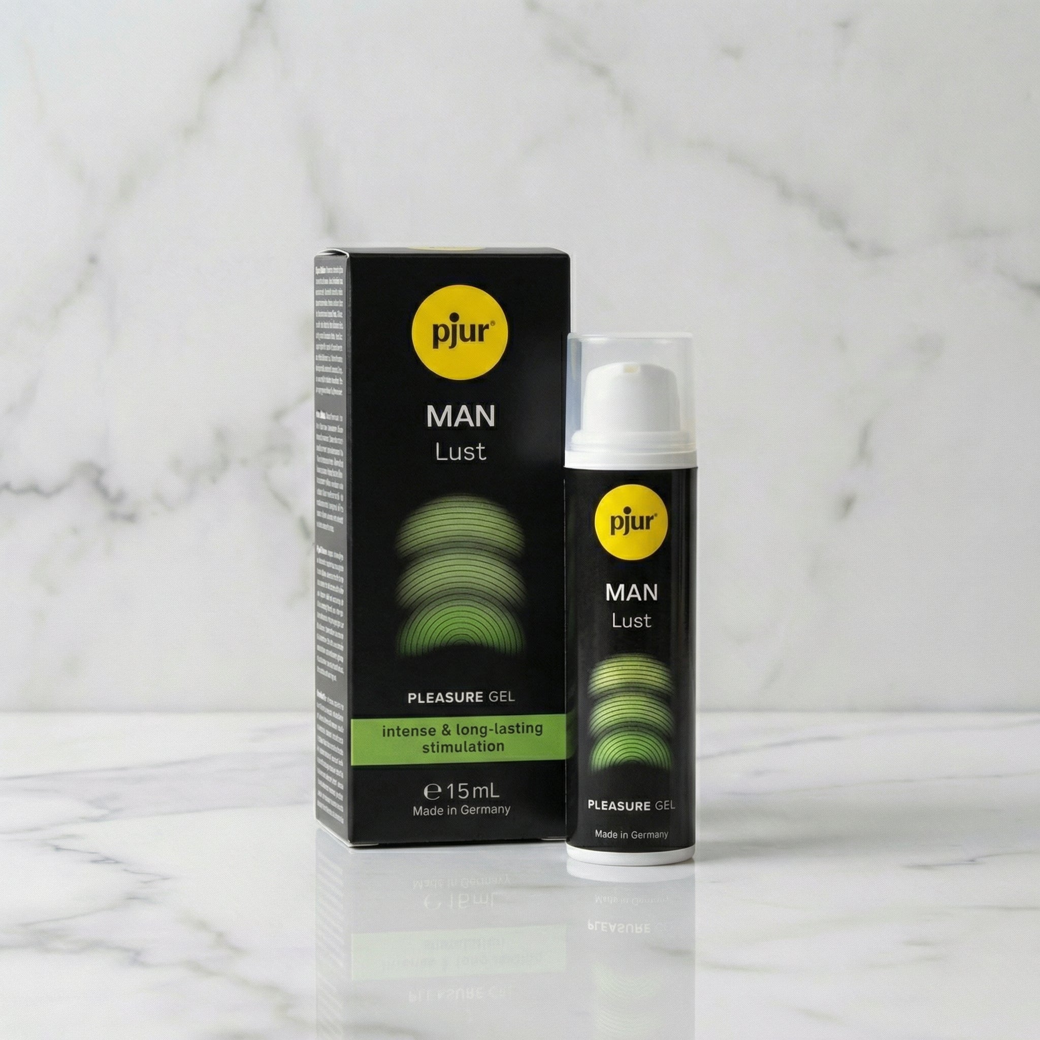 Pjur MAN Lust pleasure gel 15 ml, zwarte verpakking met groen design naast wit pompflesje op marmer
