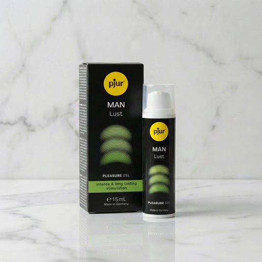 Pjur MAN Lust pleasure gel 15 ml, zwarte verpakking met groen design naast wit pompflesje op marmer