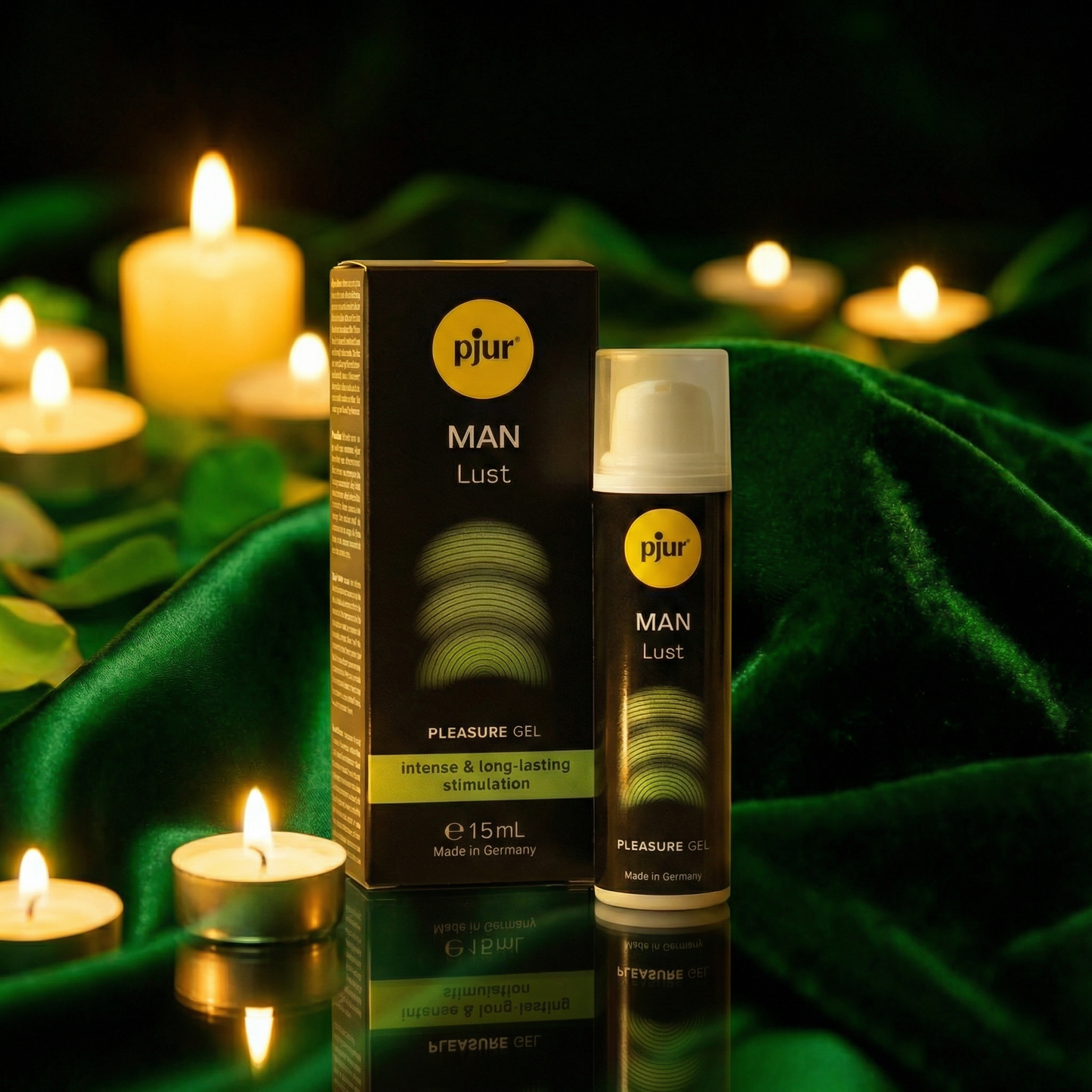 Pjur MAN Lust serum met sfeervol kaarslicht op donkergroen fluweel, zwarte doos en wit pompflesje