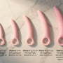 Roze siliconen dilator set van 5 stuks in oplopende maat op marmeren ondergrond