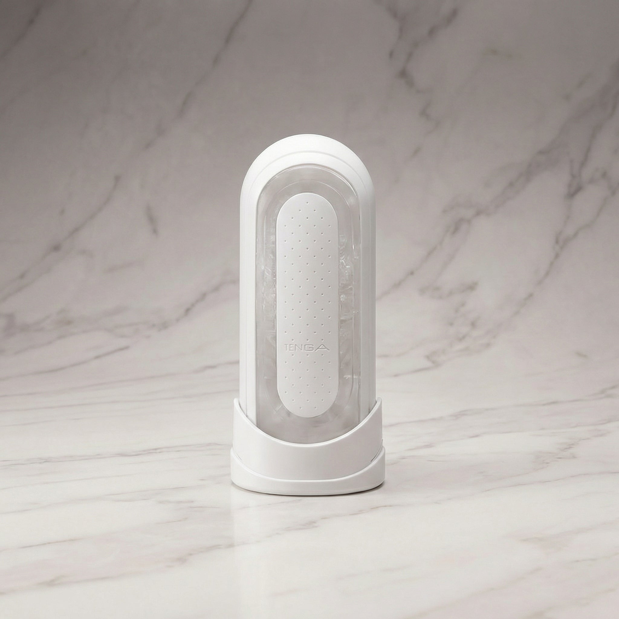Witte Tenga Flip Zero in de koker op een marmeren plank