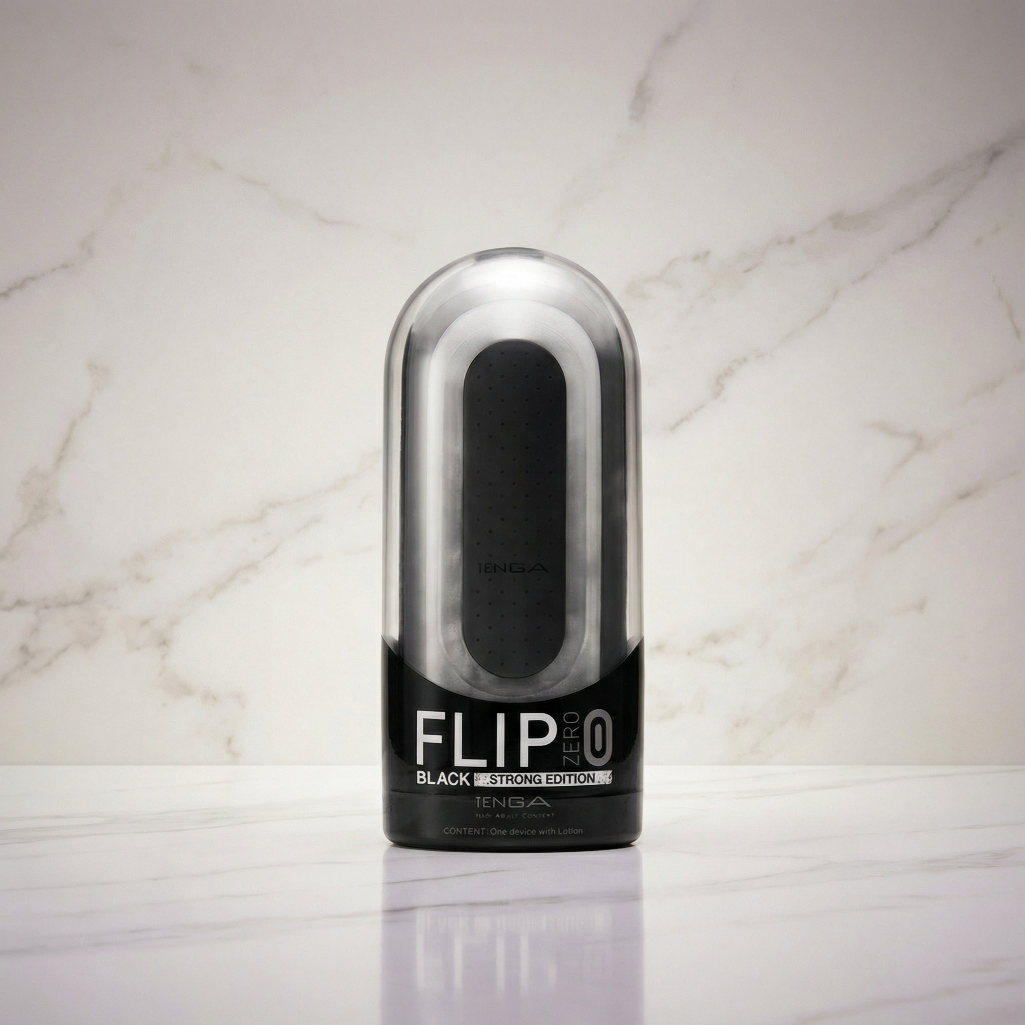 Zwarte Tenga Flip Zero Strong Edition rechtop op een marmeren plank