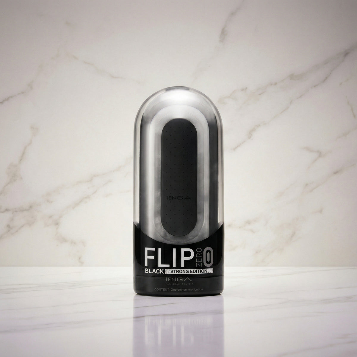 Zwarte Tenga Flip Zero Strong Edition rechtop op een marmeren plank