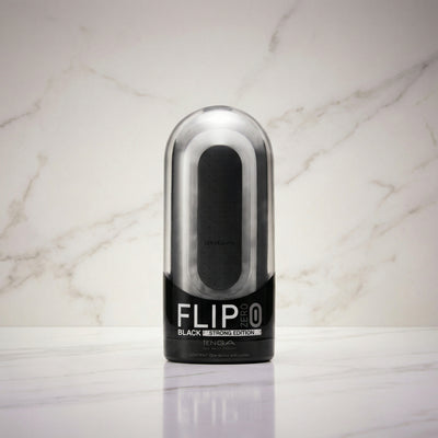 Zwarte Tenga Flip Zero Strong Edition rechtop op een marmeren plank