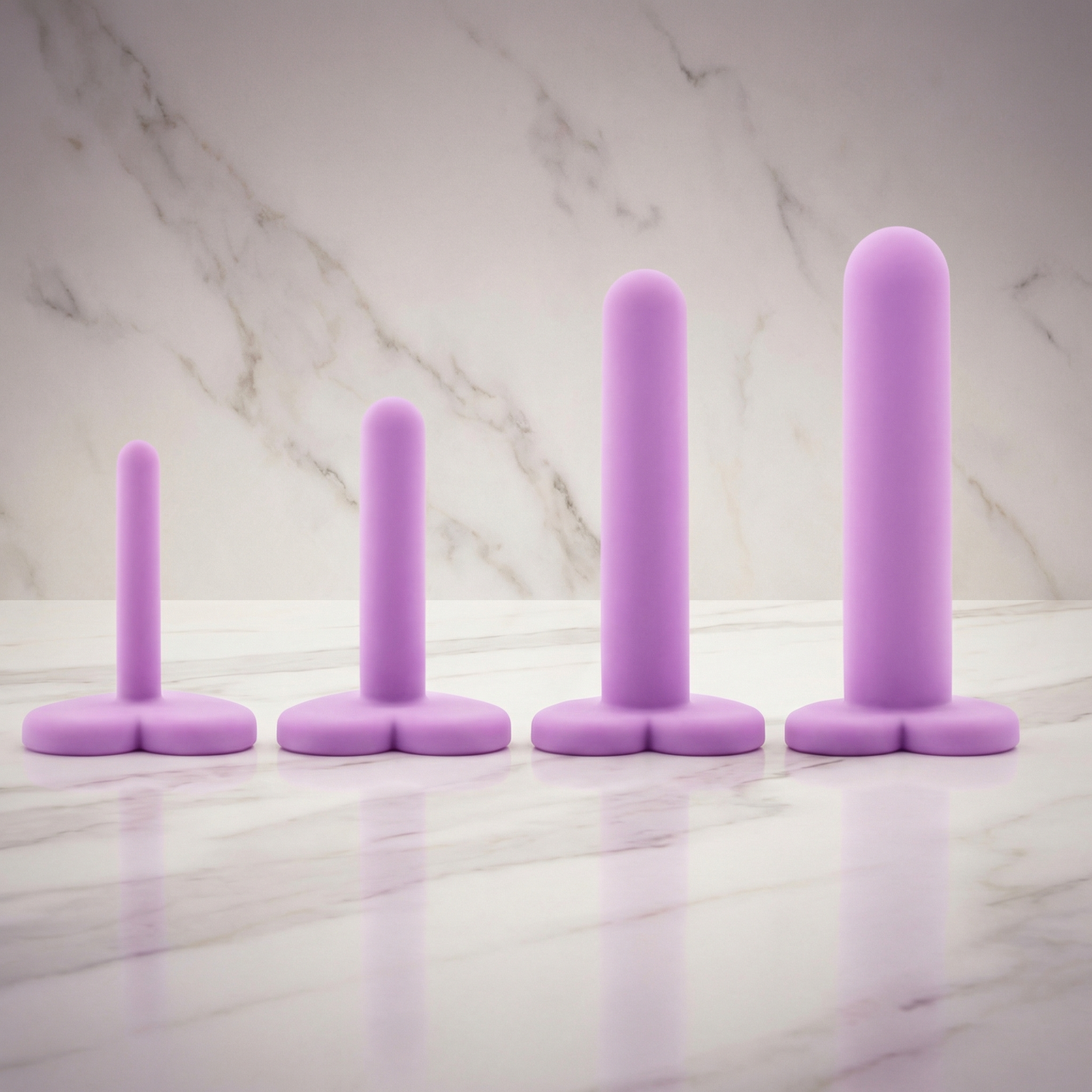 Vaginale dilatatoren set van 4 stuks in lila siliconen, oplopende maten op marmeren achtergrond