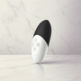 LELO Siri clitoris vibrator in zwart-wit, compacte handpalm-massager van siliconen