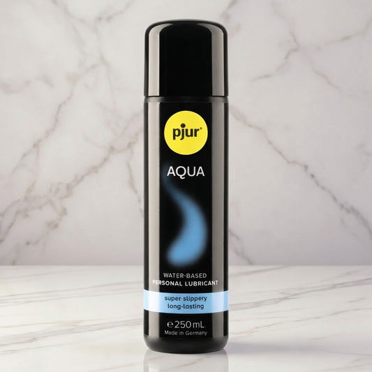 Pjur Aqua waterbasis glijmiddel 250 ml zwarte flacon op marmeren achtergrond