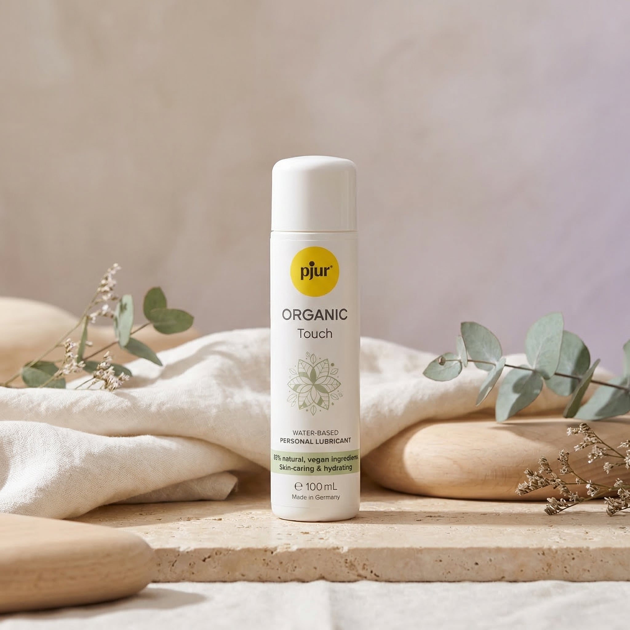 Pjur Organic Touch waterbasis glijmiddel 100 ml in sfeervolle setting met eucalyptus en linnen