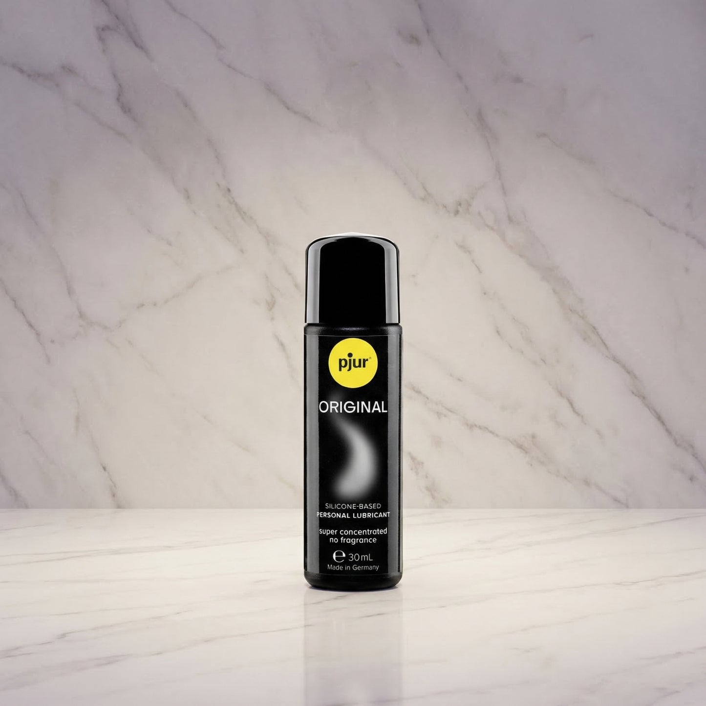 Pjur Original siliconenbasis glijmiddel 30 ml reisformaat, zwarte fles tegen marmeren achtergrond