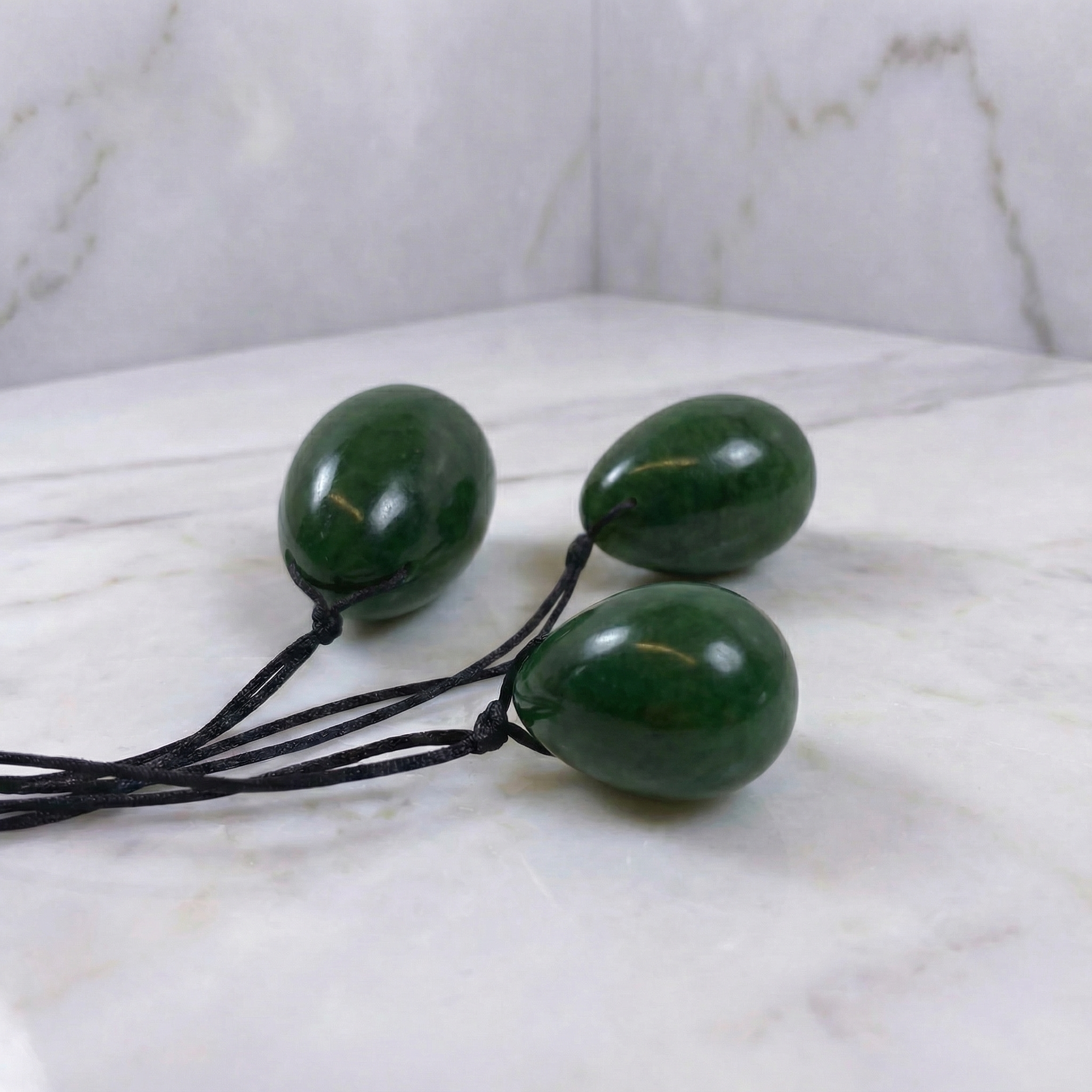 Setje donkergroene jade yoni eitjes in kleinere maten