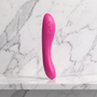 Roze We-Vibe Rave 2 G-spot vibrator rechtop op een marmeren plank, van We-Vibe