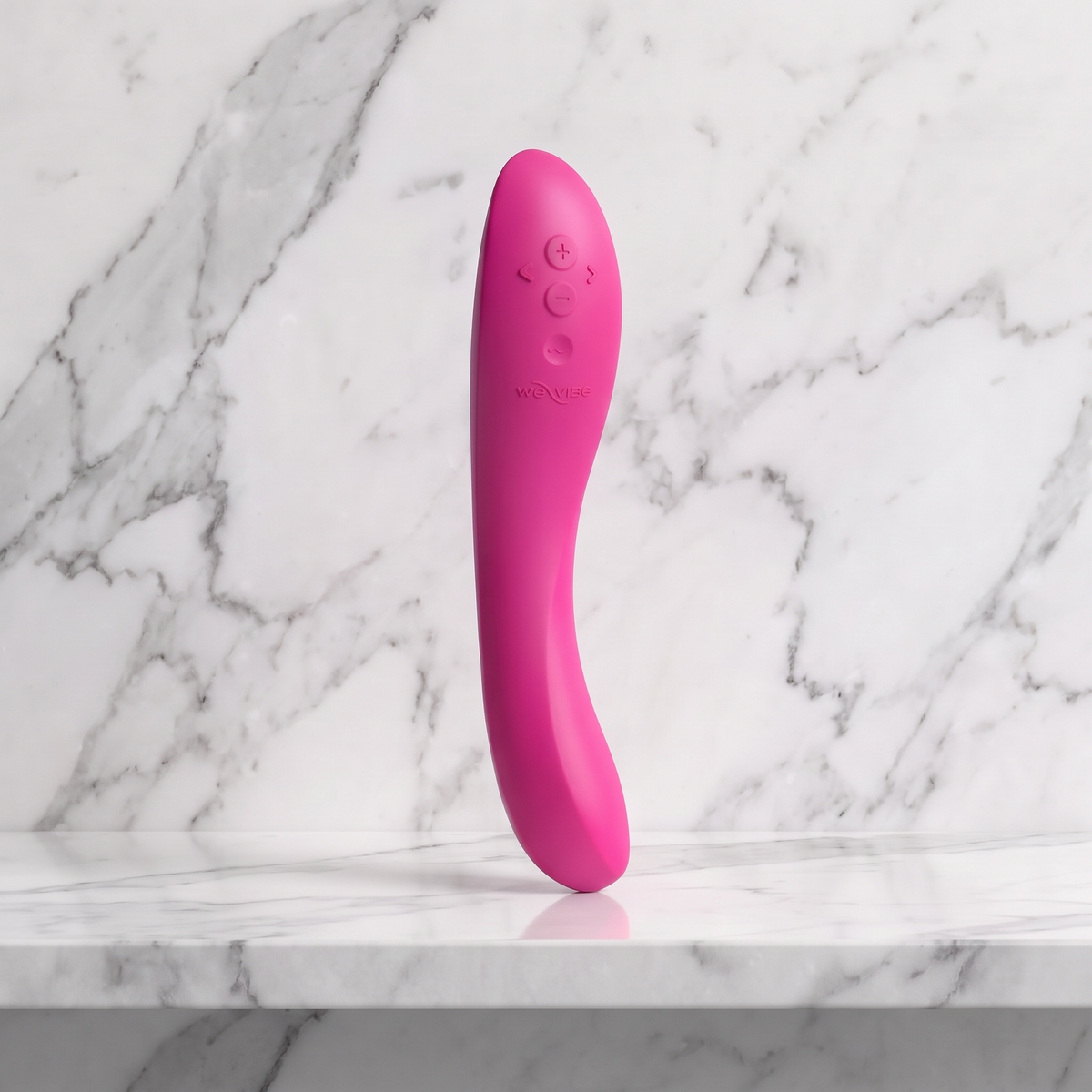 Roze We-Vibe Rave 2 G-spot vibrator rechtop op een marmeren plank, van We-Vibe
