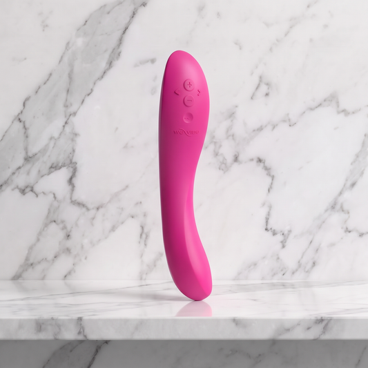Roze We-Vibe Rave 2 G-spot vibrator rechtop op een marmeren plank, van We-Vibe