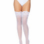 Witte hold-up kousen met kant, gedragen met een witte slip