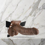 Bruine holle strap-on met balzak en zwarte heupband op een marmeren plank