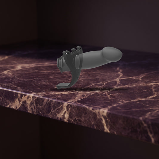 Sfeerbeeld: zwarte holle strap-on op donkerpaars marmer in gedempt licht, Body Extensions