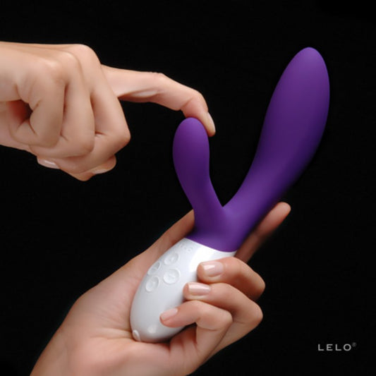 Ina 3 Lelo rabbit vibrator paars siliconen met wit handvat vastgehouden in hand flexibele arm
