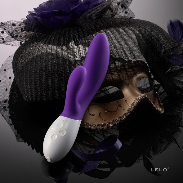 Ina 3 Lelo rabbit vibrator paars met wit handvat bij decoratief gouden masker met zwarte veren