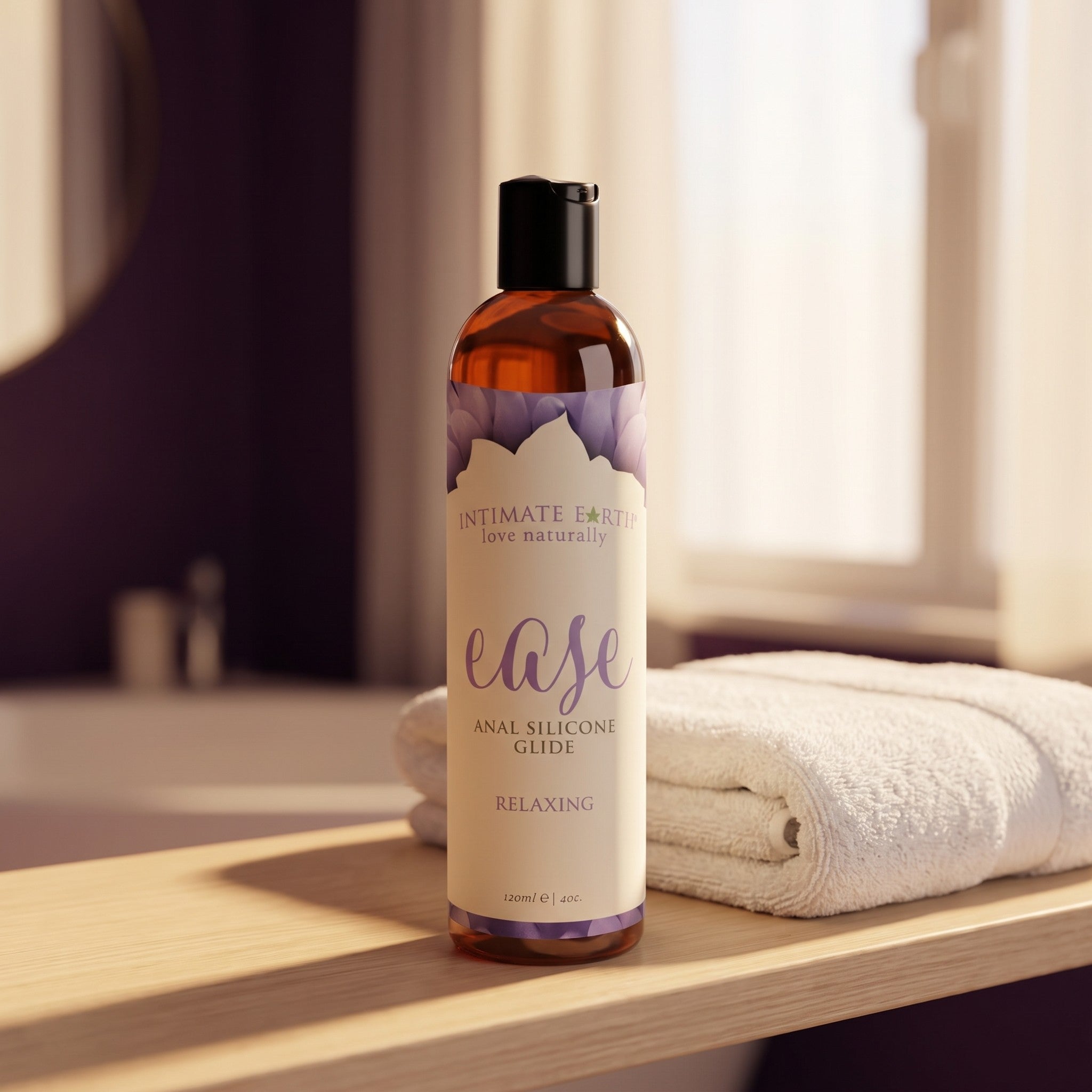 Sfeerbeeld: fles Intimate Earth Ease rechtop op een badkamerplank naast een witte handdoek