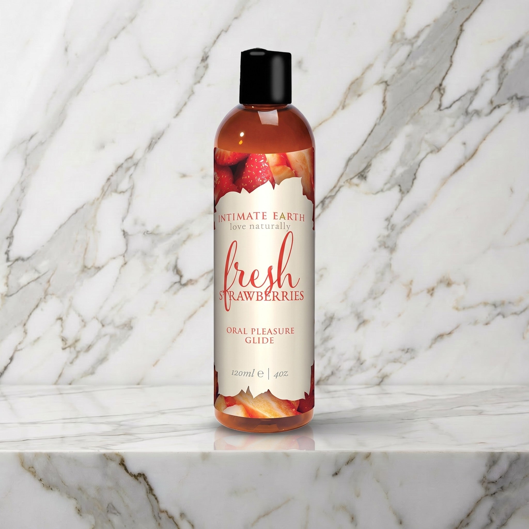 Fles Fresh Strawberries glijmiddel met aardbeienprint op een marmeren plank, Intimate Earth