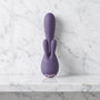 Paarse rabbit vibrator met twee oortjes rechtop op een marmeren plank, Je Joue Fifi