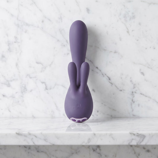 Paarse rabbit vibrator met twee oortjes rechtop op een marmeren plank, Je Joue Fifi