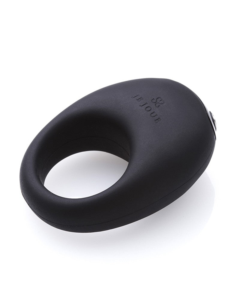 Je Joue Mio zwarte siliconen vibrerende cockring met logo, bovenaanzicht op witte achtergrond