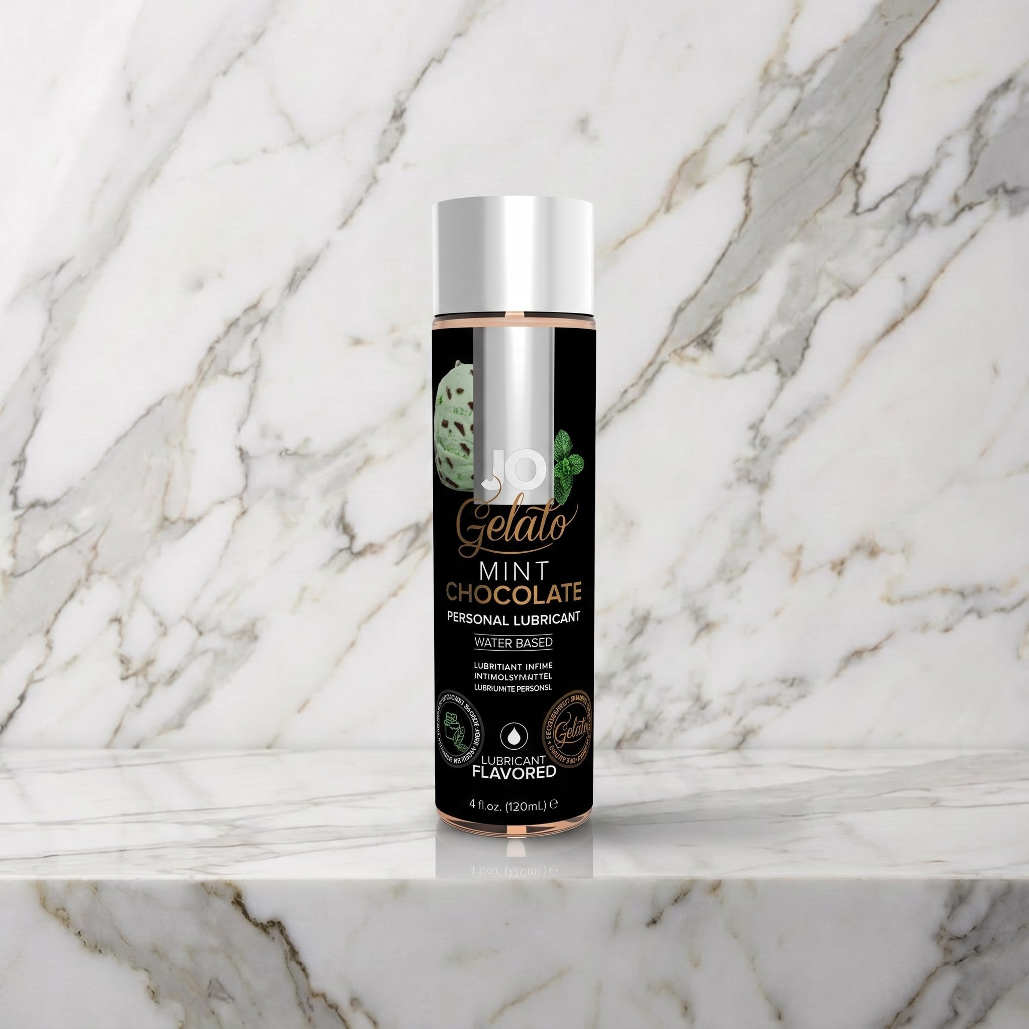 Fles glijmiddel met zwart label en zilveren dop op een marmeren plank, JO Gelato Mint Chocolate