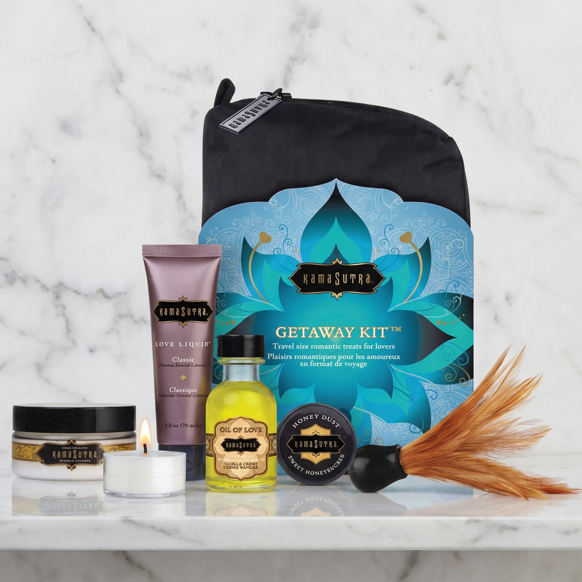 Kama Sutra Getaway Kit met toilettas en vijf producten op een marmeren plank, van Kama Sutra