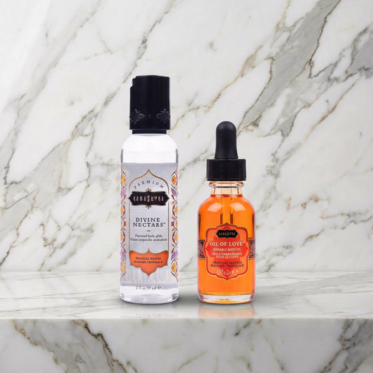 Flesje Divine Nectars en flesje Oil of Love Tropical Mango op een marmeren plank, Kama Sutra