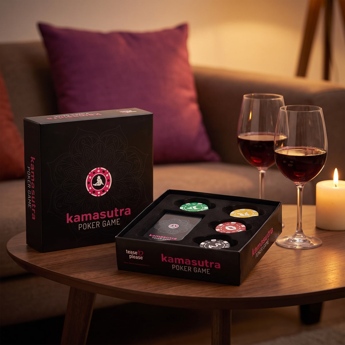 Sfeerbeeld: Kamasutra Poker Game op een salontafel naast twee glazen rode wijn en een kaars