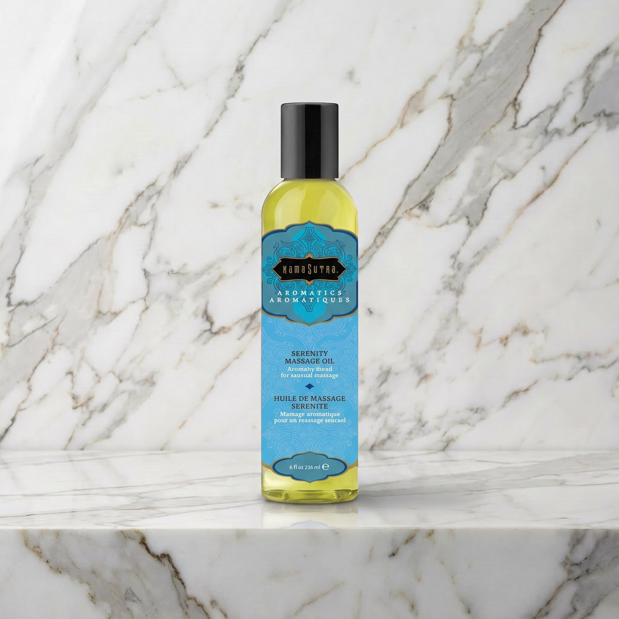 Fles massageolie met turquoise etiket op een marmeren plank, Kamasutra Serenity