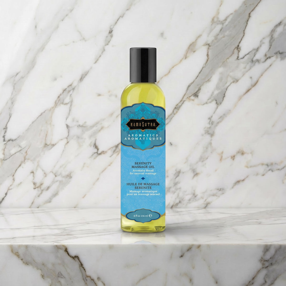 Fles massageolie met turquoise etiket op een marmeren plank, Kamasutra Serenity
