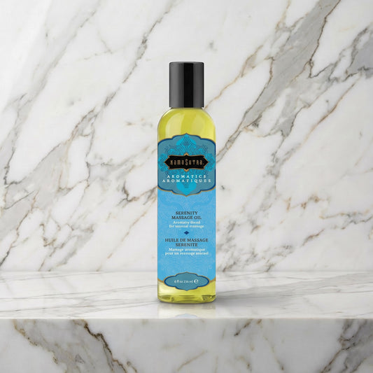 Fles massageolie met turquoise etiket op een marmeren plank, Kamasutra Serenity