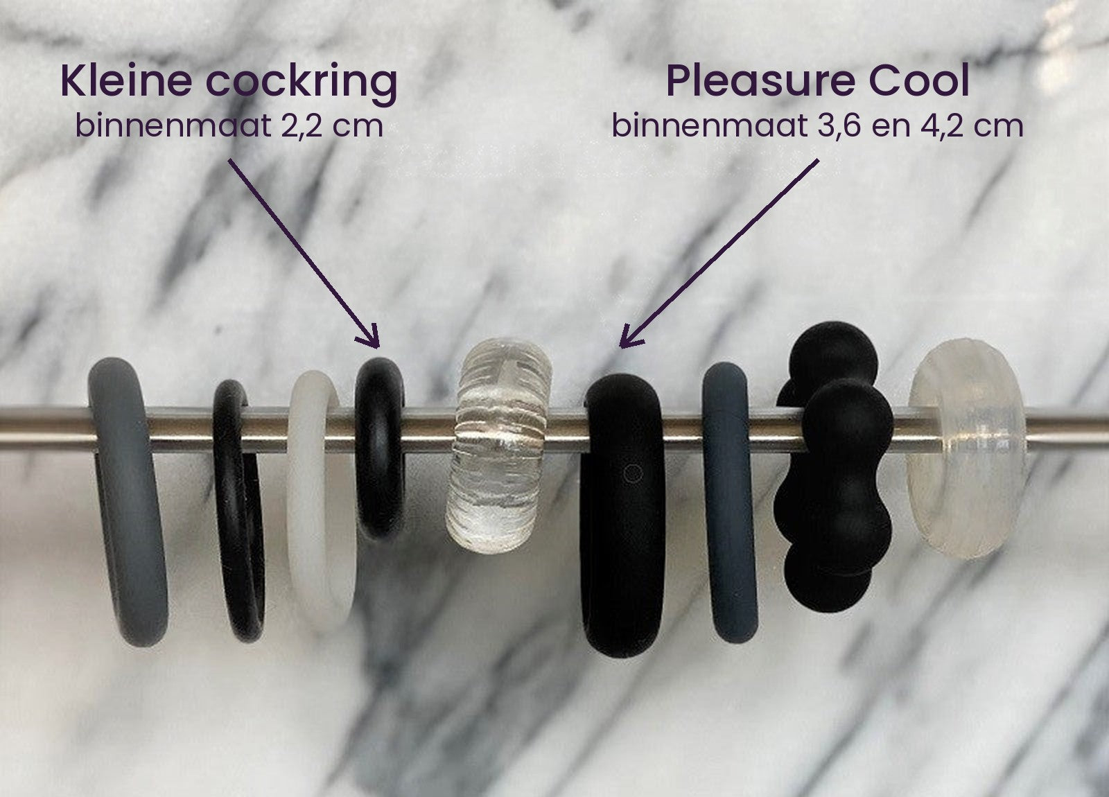Kleine cockring en Pleasure Cool op een stang tussen andere ringen, met de binnenmaat van elk