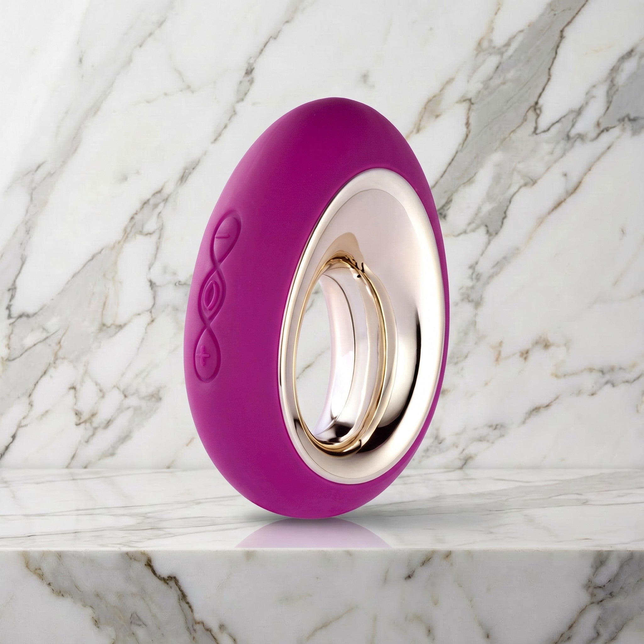 LELO Alia in paars, eivormige oplegvibrator met gouden ring, op een marmeren plank