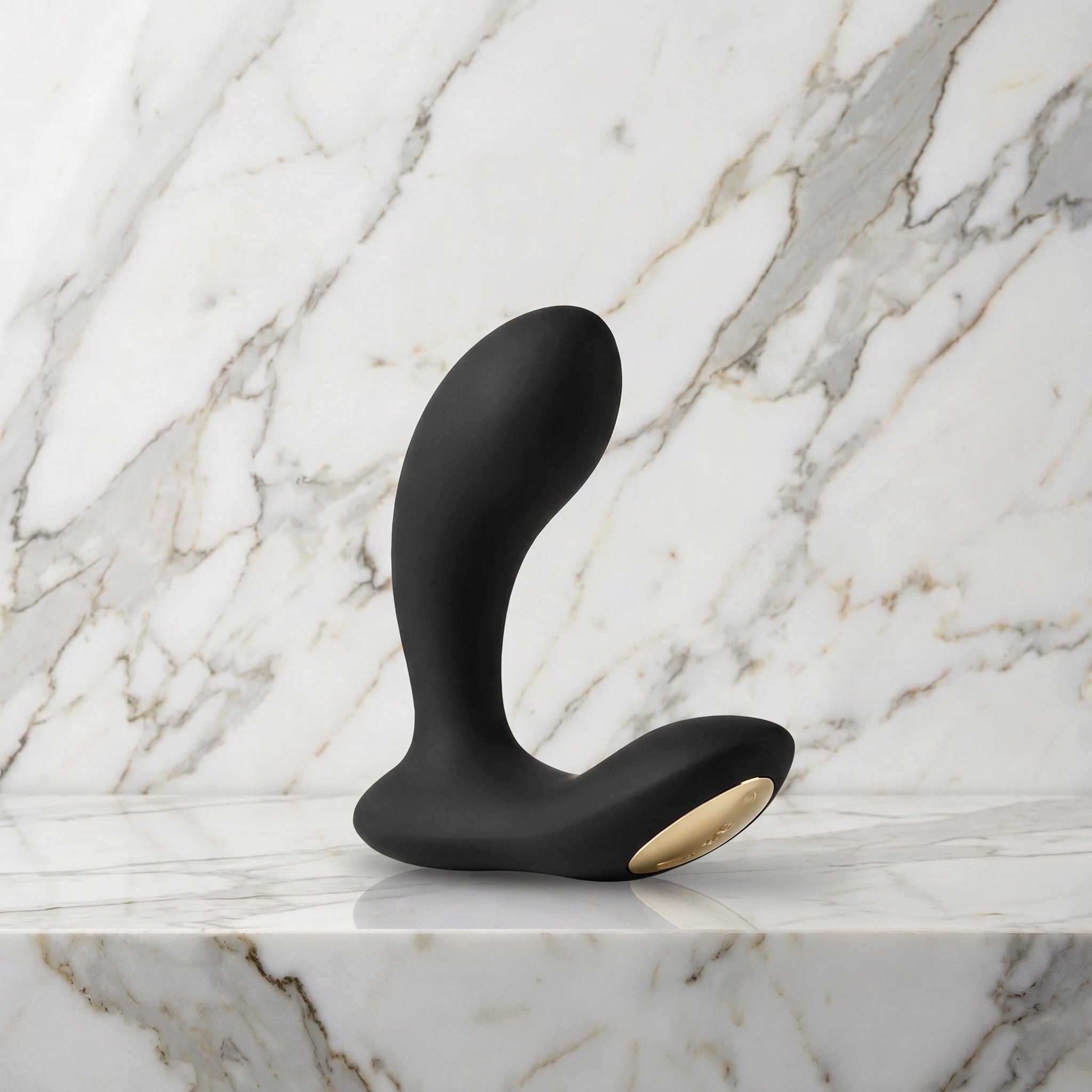 Zwarte LELO Bruno prostaatvibrator rechtop op een marmeren plank, prostaatvibrator van LELO