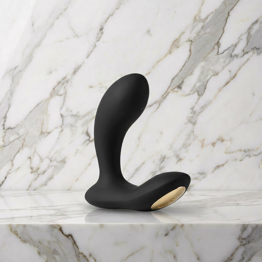 Zwarte LELO Bruno prostaatvibrator rechtop op een marmeren plank, prostaatvibrator van LELO