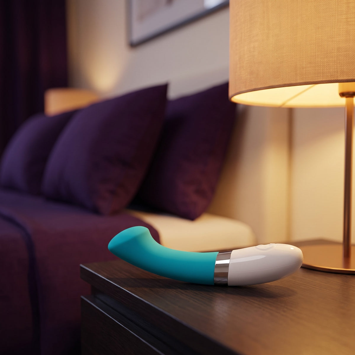Sfeerbeeld: LELO Gigi 2 op een nachtkastje naast een brandende lamp
