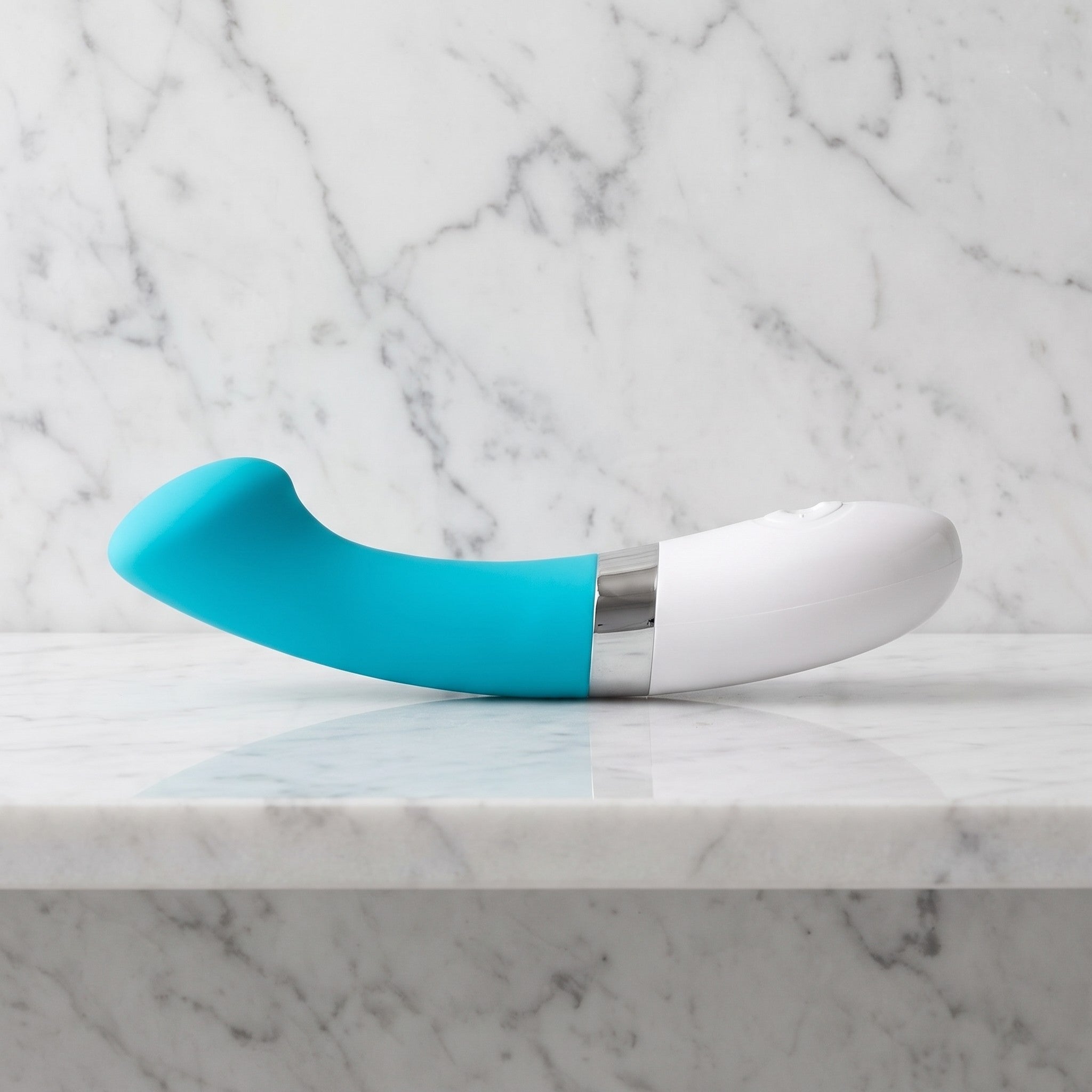 Turquoise G-spot vibrator met wit handvat op een marmeren plank, LELO Gigi 2